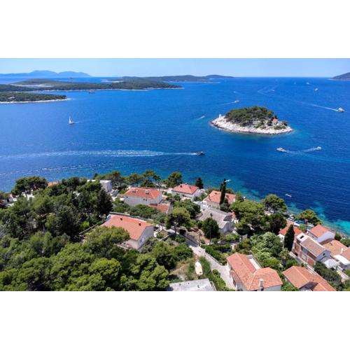 Rinada - ZF Hvar