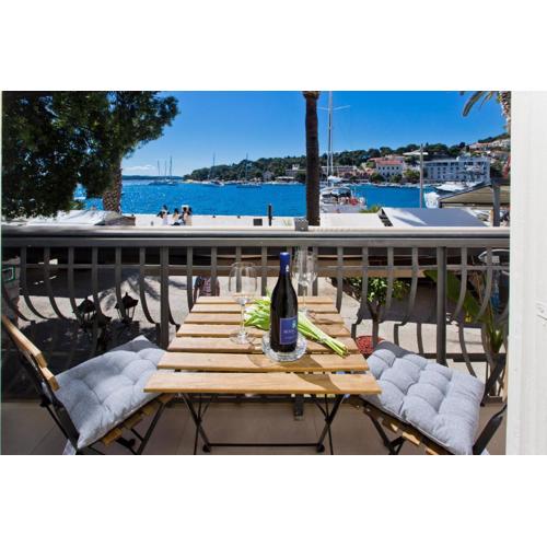 Riva Yacht Hvar Town Apartment