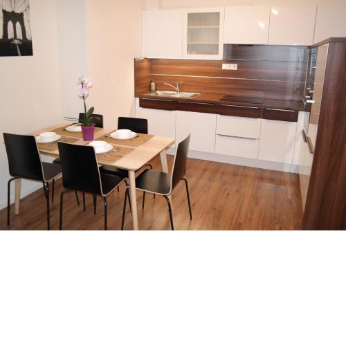 Riverside Apartman with Free Parking