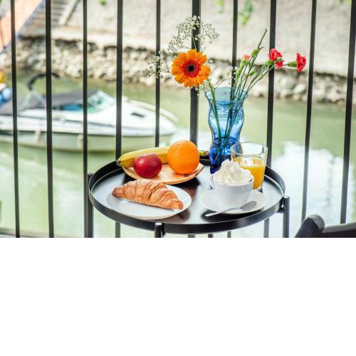 Riverside Apartment No2