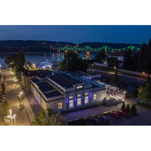 Riverside Hotel