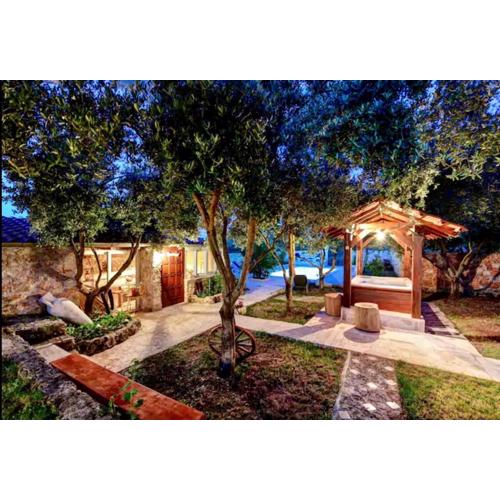 Robinzon house Bongo with pool and jacuzzi