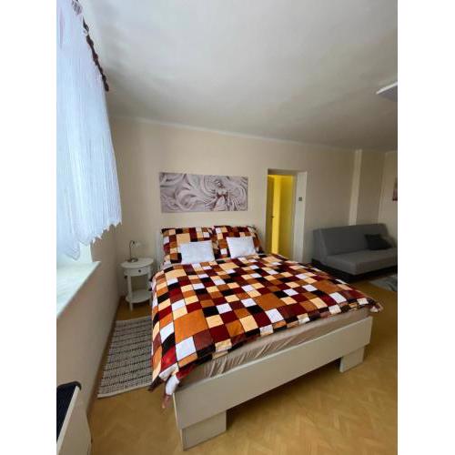 Rodinný apartmán 3+1 (65 m² ) v plném vybavení se nachází v krásné vesničce Horní Město na úpatí hor v oblasti Jeseníků