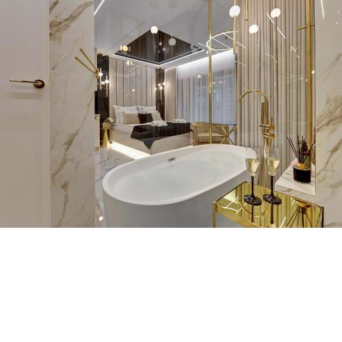 Romantic Stay with Bathtub by Downtown Apartments