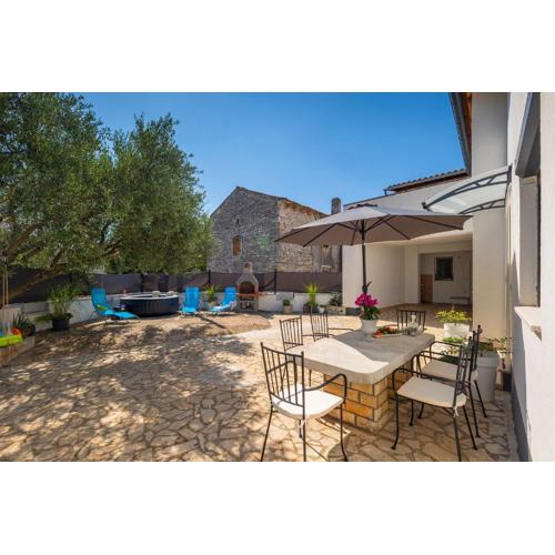 Romantisches Ferienhaus mit Jacuzzi, BBQ, WiFi