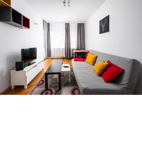 Rondo ONZ Red & Yellow Apartment