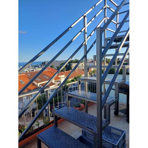 Roof Garden Apt Split Center