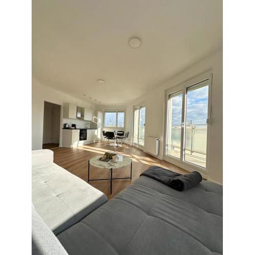 Rooftop Apartment, 10min to City Center, Direct at Metro, Skyview big Terrace!