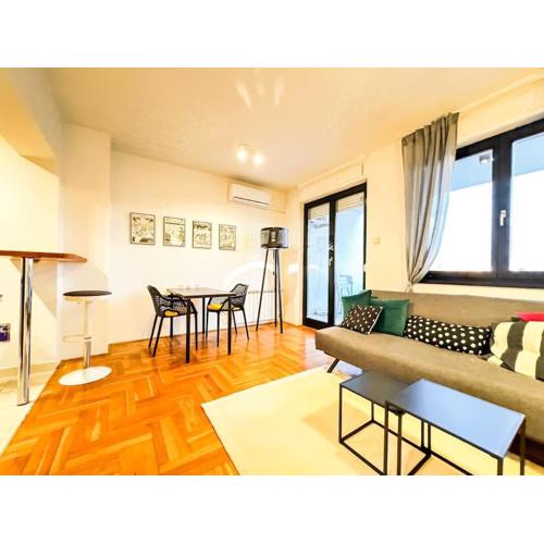 Rooftop Apartment with amazing View & Parking