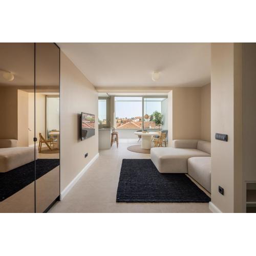 Rooftop Jacuzzi & City View Split Apartment
