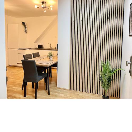 Rooftop Modern Apartment with Free Parking