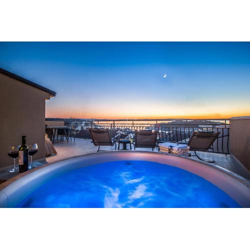 Rooftop Penthouse - Private Hottub & Duplex Whirlpool