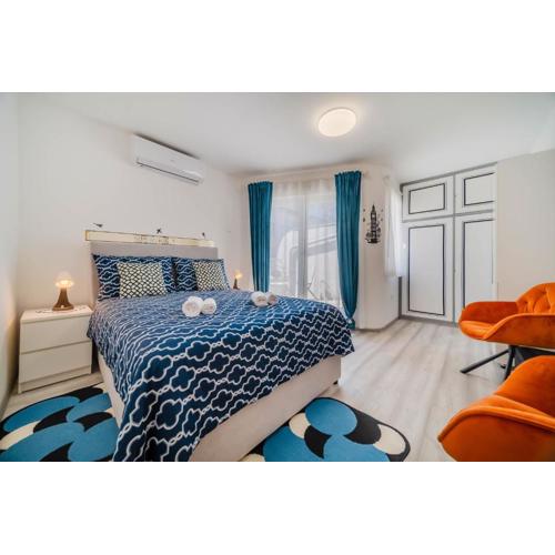 Rooftop Terrace Apartment - Happy Rentals