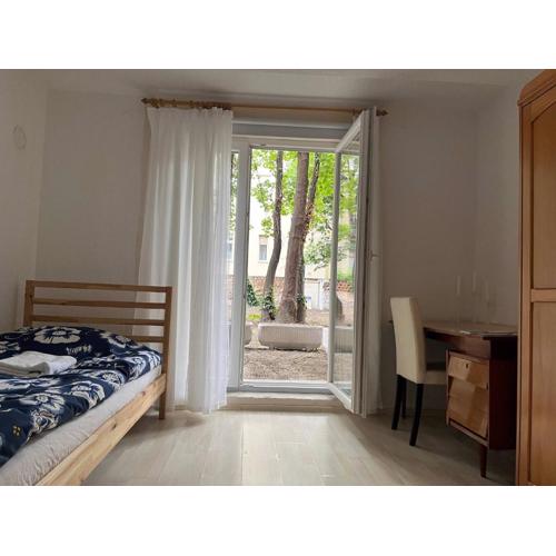 Room in Apartment - Quiet single bedroom in the centre of Zagreb with garden