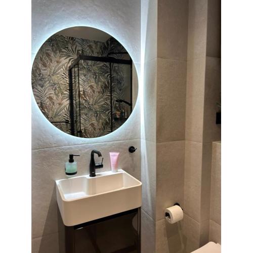 Room with jungle bathroom