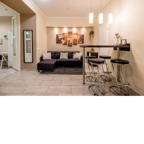 RoomBack Rooms - 2BR Apt with AC near Deak ter