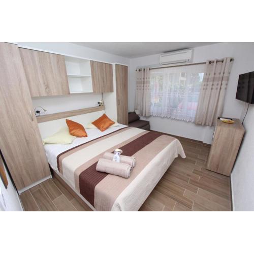 Rooms and Apartment Pina