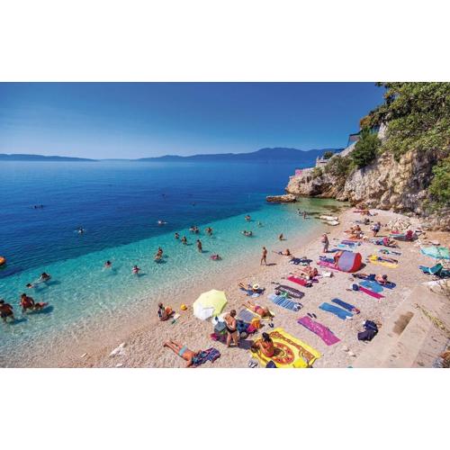 Rooms Croatia with parking, kitchen and dining area for guests