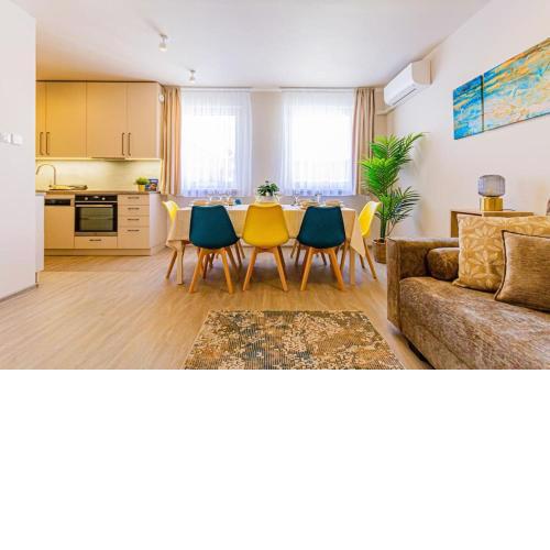 Roomy apartment 80sqm at city center FREE PARKING space, AC & balcony