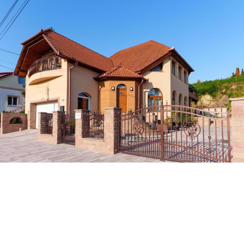 Rosé Apartments