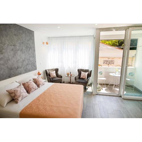 Rose Gold Rooms & Studio with balcony