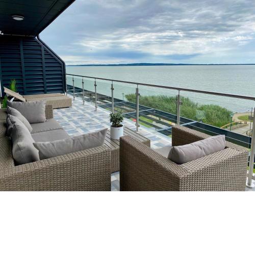 Royal Blue - luxurious flat with 5-star view over Lake Balaton