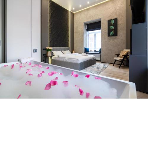 Royal romantic apartment with bathtub