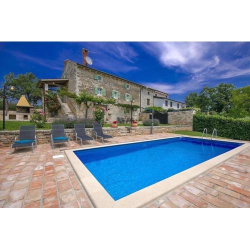 Rustic villa Casa Mazuli with pool in Groznjan