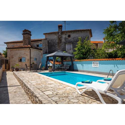 Rustic villa Casa Tessa with outdoor pool in Tar