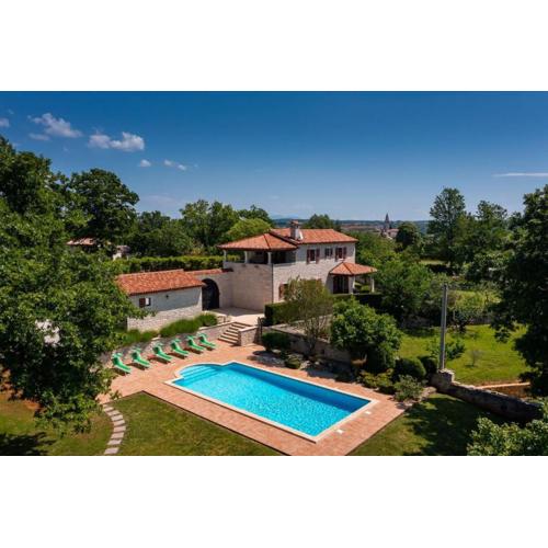 Rustic villa Catarina with pool in Tinjan