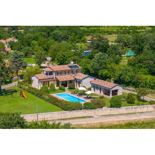 Rustic villa Stancija Martina with pool in Tinjan