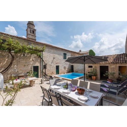 Rustic Villa with pool in the center of a romantic little place