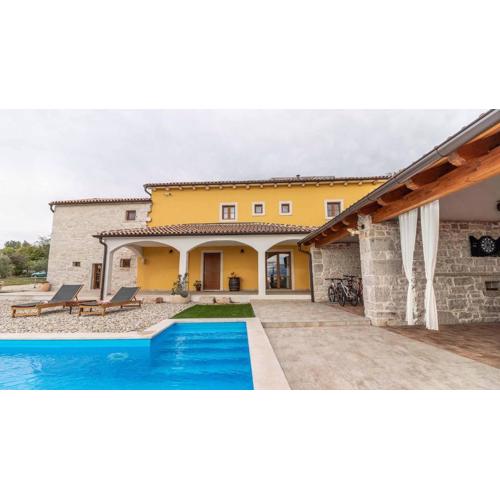 Rustical countryside villa with swimming pool in Sveti Lovreč
