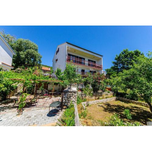 Rustikales Apartment nur 500 Meter zum Strand mit Meerblick, Grillbereich, WiFi