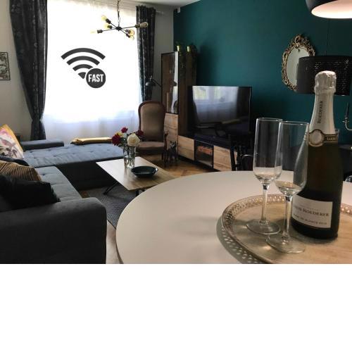 S8 Luxury 2 Room Apt OldTown - Foodstore, PCscreen, Netflix, Unlim Music, FastWifi, Crib, BabyChair