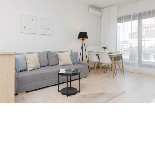 Sarmacka Apartment with Balcony Warsaw Wilanów by Noclegi Renters