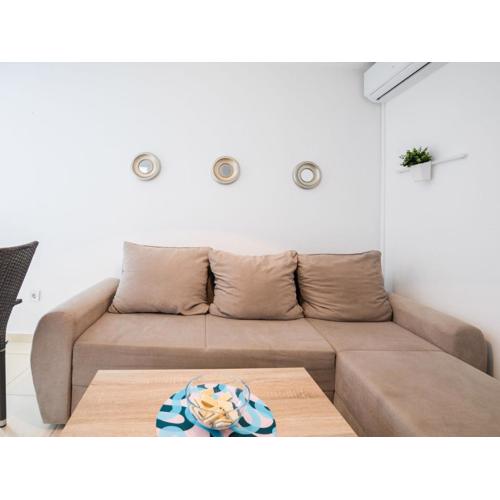 Scenic Apartment in Novalja near Zr e Beach