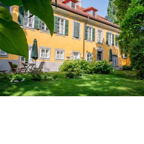 Schloss mit eigenem Garten & Parkplatz