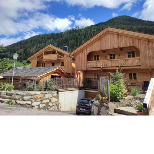 Schlosswirt Chalets & Apartments