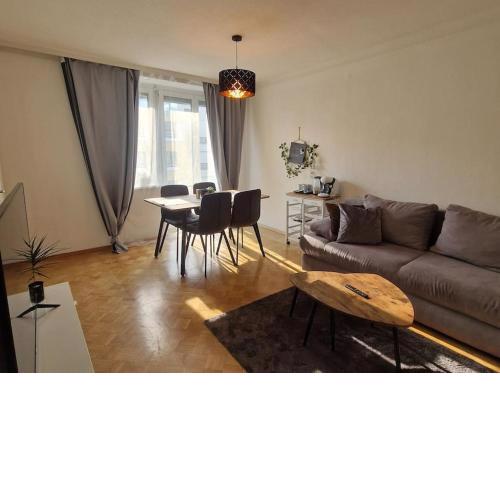Schöne 2,5 Zimmer Wohnung mit Balkon und Parkplatz