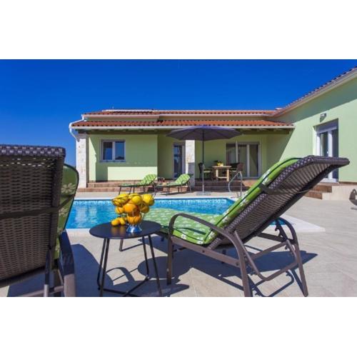 Schöne Villa mit privatem Pool im Dorf Stokovci