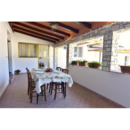 Schönes Ferienhaus in Zambratija mit Terrasse und Nah am Strand
