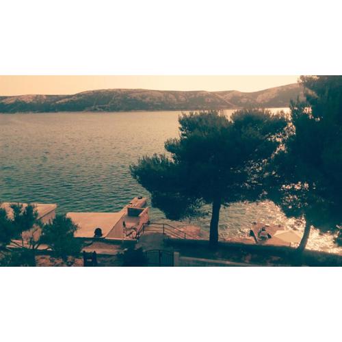 Sea breeze Apartments with private beach and boat Anchorage