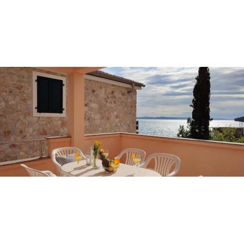 Sea Breeze Suite - Beachfront