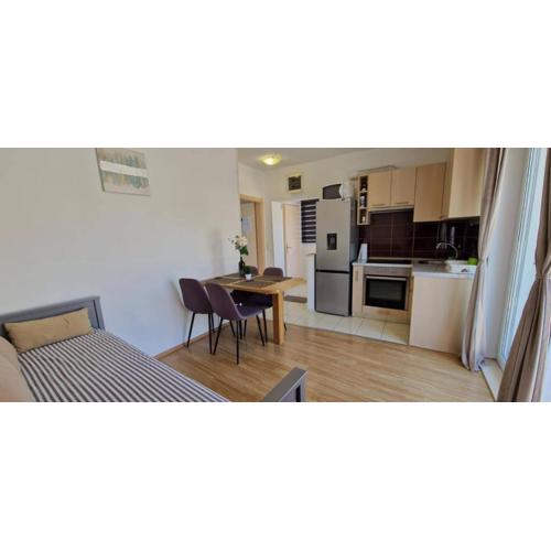 Sea-View Apartment - Sleeps 4 Parking & Balcony