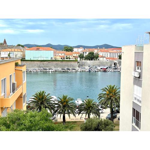 Sea view apartment in the city center with free parking