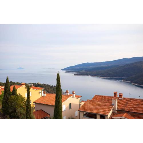 Sea view apartment with private parking place