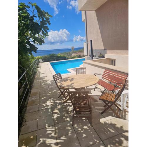 Sea view apartment with swiming pool