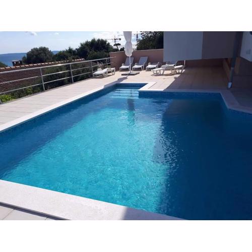 Sea view apartment with swimming pool near beach