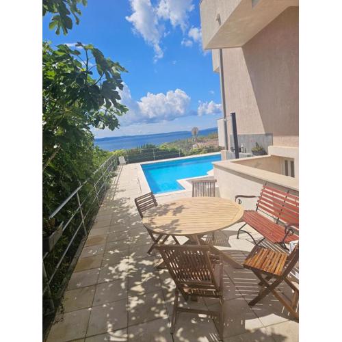 Sea view apartment with swimming pool near beach